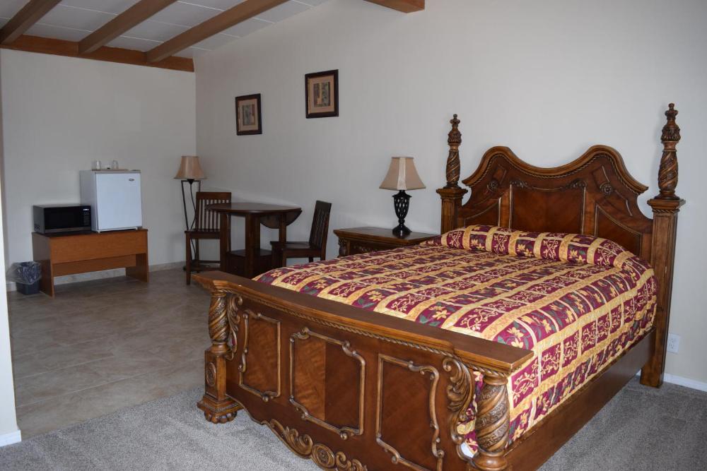 Deluxe Queen Room interior
